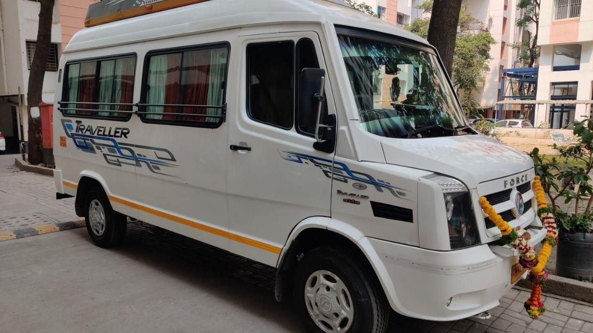 15 Seater Luxury Tempo Traveller Hire in Delhi.jpg