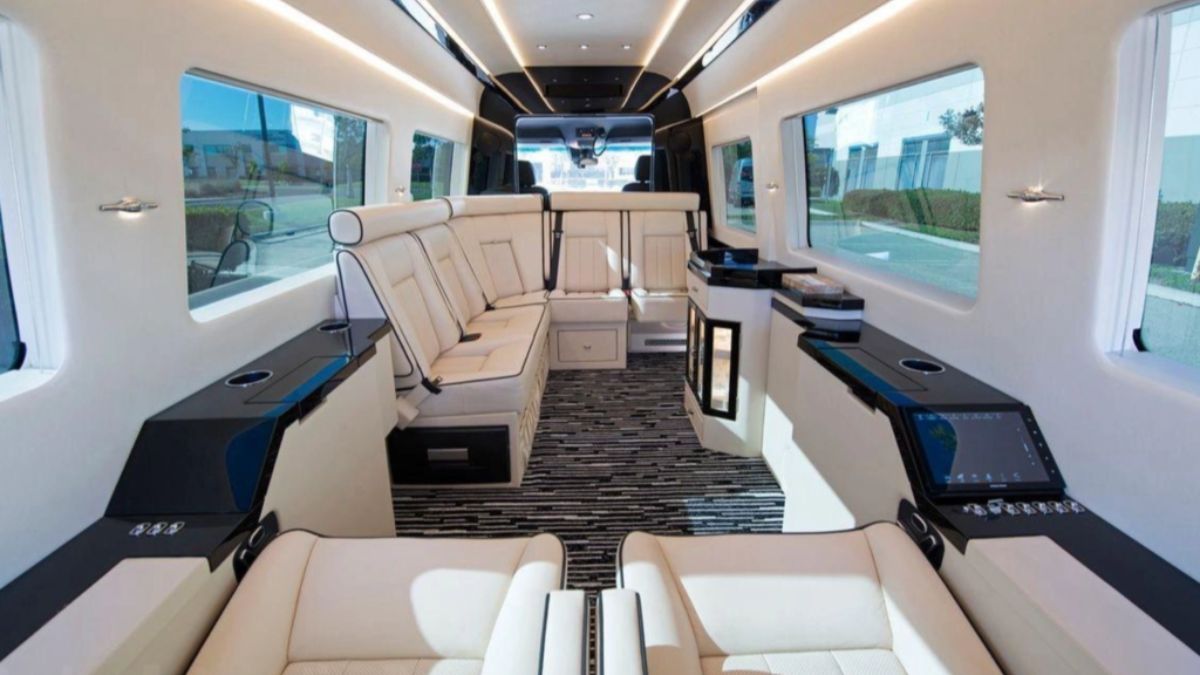 Click to enlarge luxury vanity van on rent.jpg